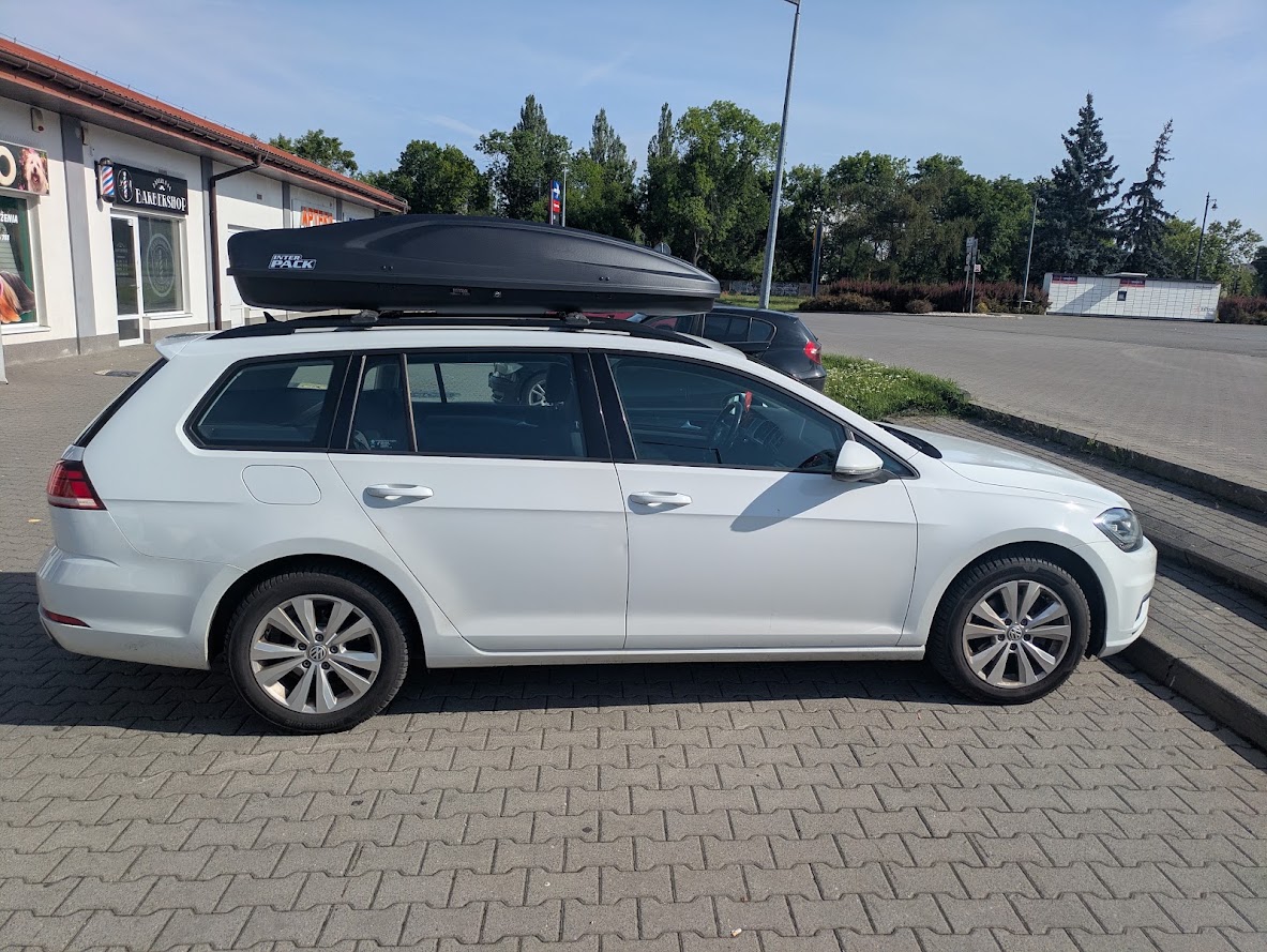 Prześwit między boxem Inter Pack Stella Kevlar a dachem Volkswagena Golfa Variant